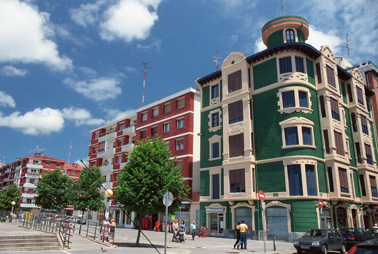 Edificio de regionalista con notas art decó. 1927.