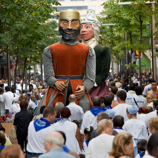Cabezudos en fiestas