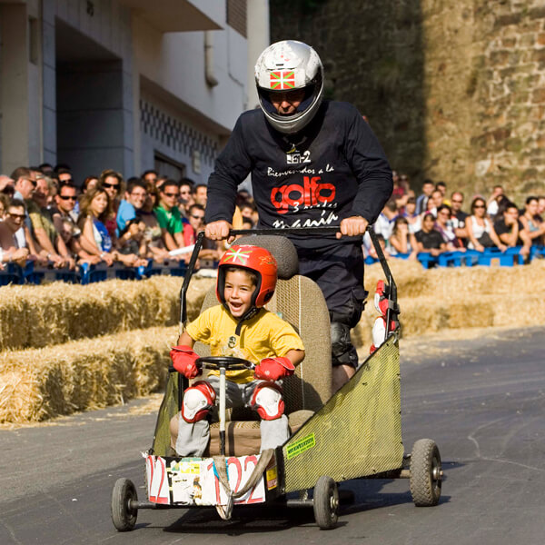 Bajada de goitiberas en  fiestas de Altzaga