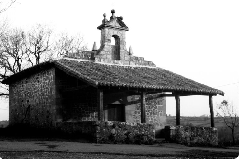 Ermita de San Antonio de Padua, frente a la Torre de Martiartu. Barrio de Goierri