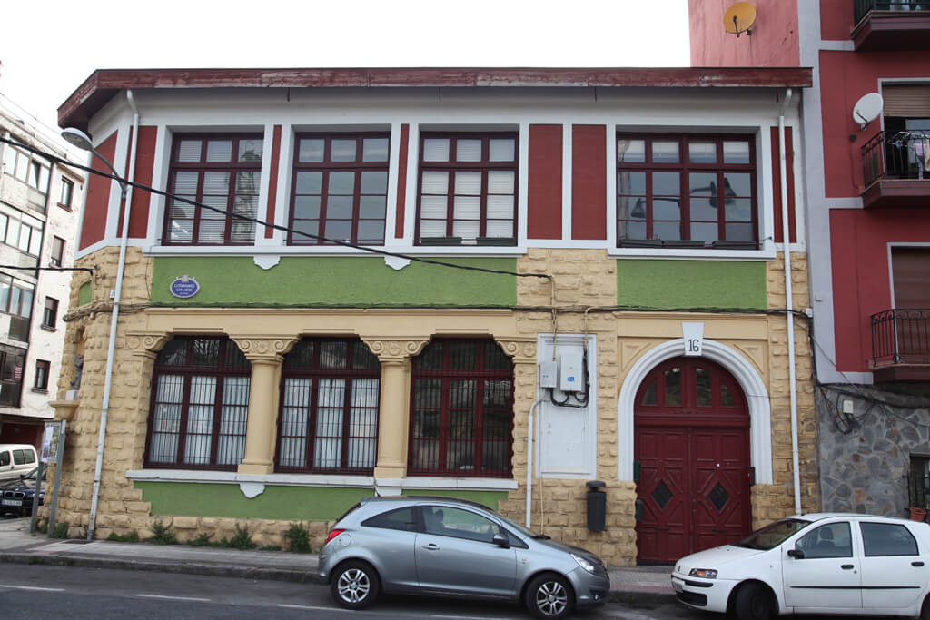 Antiguas-Escuelas-de-Lutxana-fachada-min